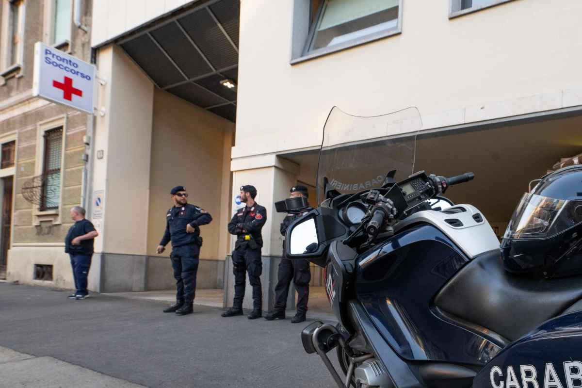 Carabinieri davanti al pronto soccorso