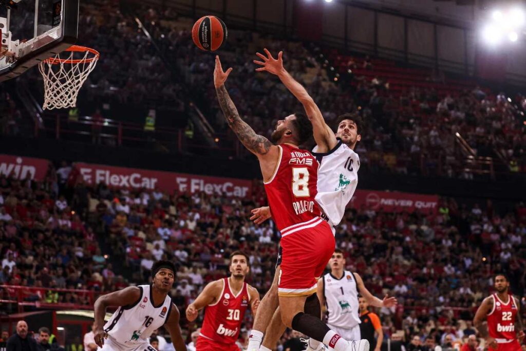 Momento cruciale partita di Eurolega tra l'Olimpia e l'Olympiacos