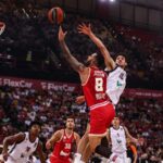 Momento cruciale partita di Eurolega tra l'Olimpia e l'Olympiacos