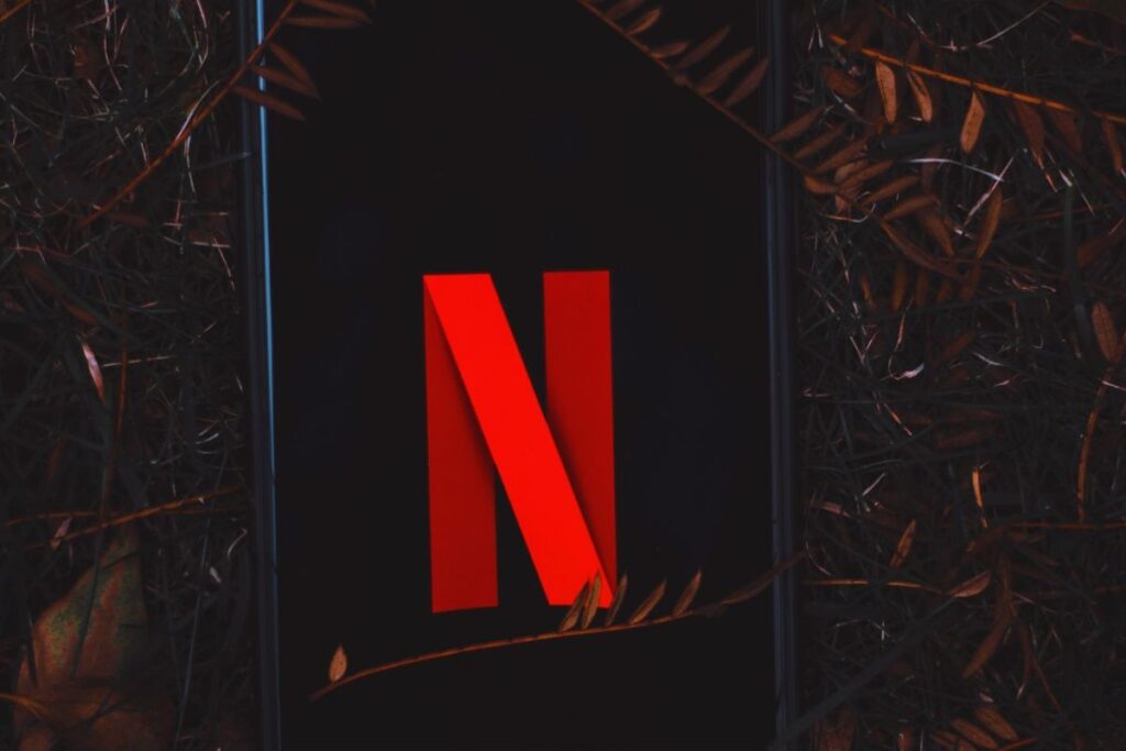 Telefono con logo netflix