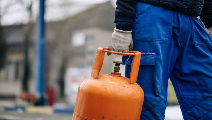 uomo con bombola del gas