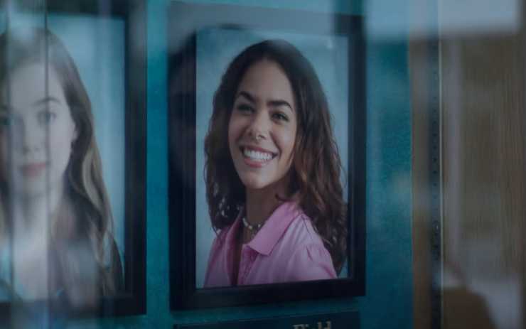 foto di una ragazza sorridente in una cornice che è in una vetrina