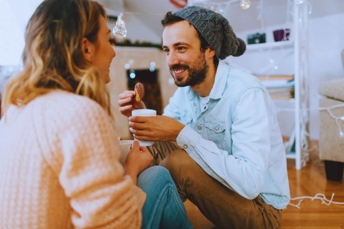 ragazzo sorride e prende cioccolata con una ragazza