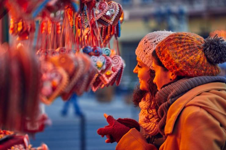 donne alla bancarella di Natale