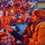 ragazze guardano addobbi natale