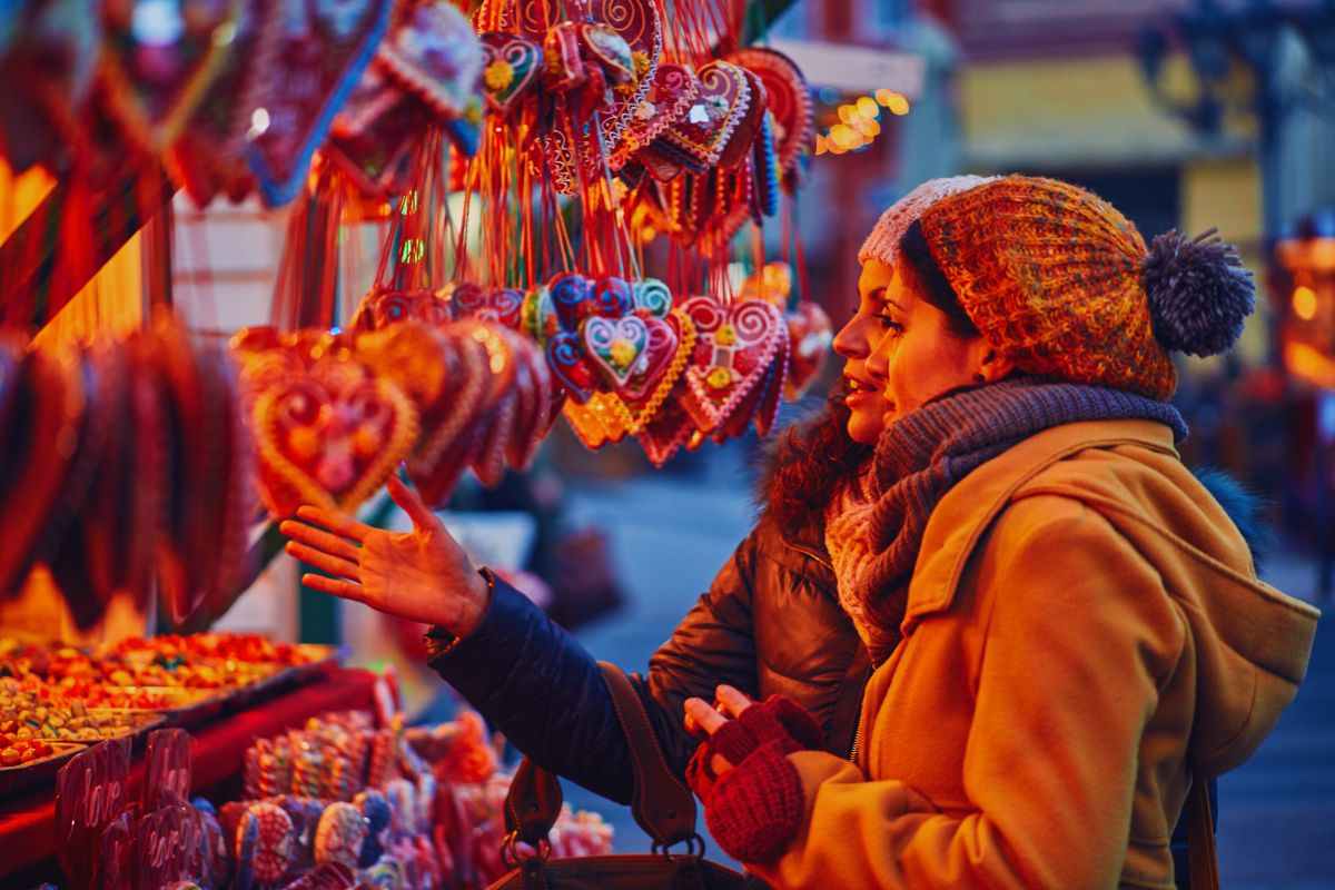 ragazze guardano addobbi natale