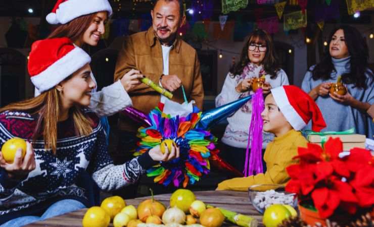 famiglia prepara festoni natale