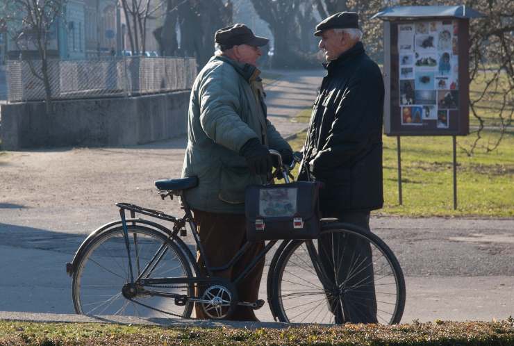 anziani che parlano