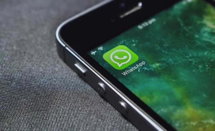 uno smartphone con whatsapp in evidenza