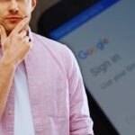 Uomo pensieroso e pagina google