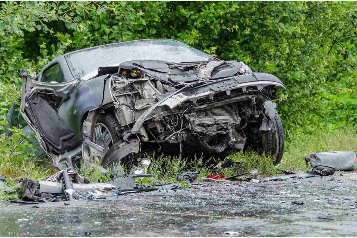 Auto distrutta dopo un incidente