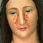 Statua della madonna che piange sangue