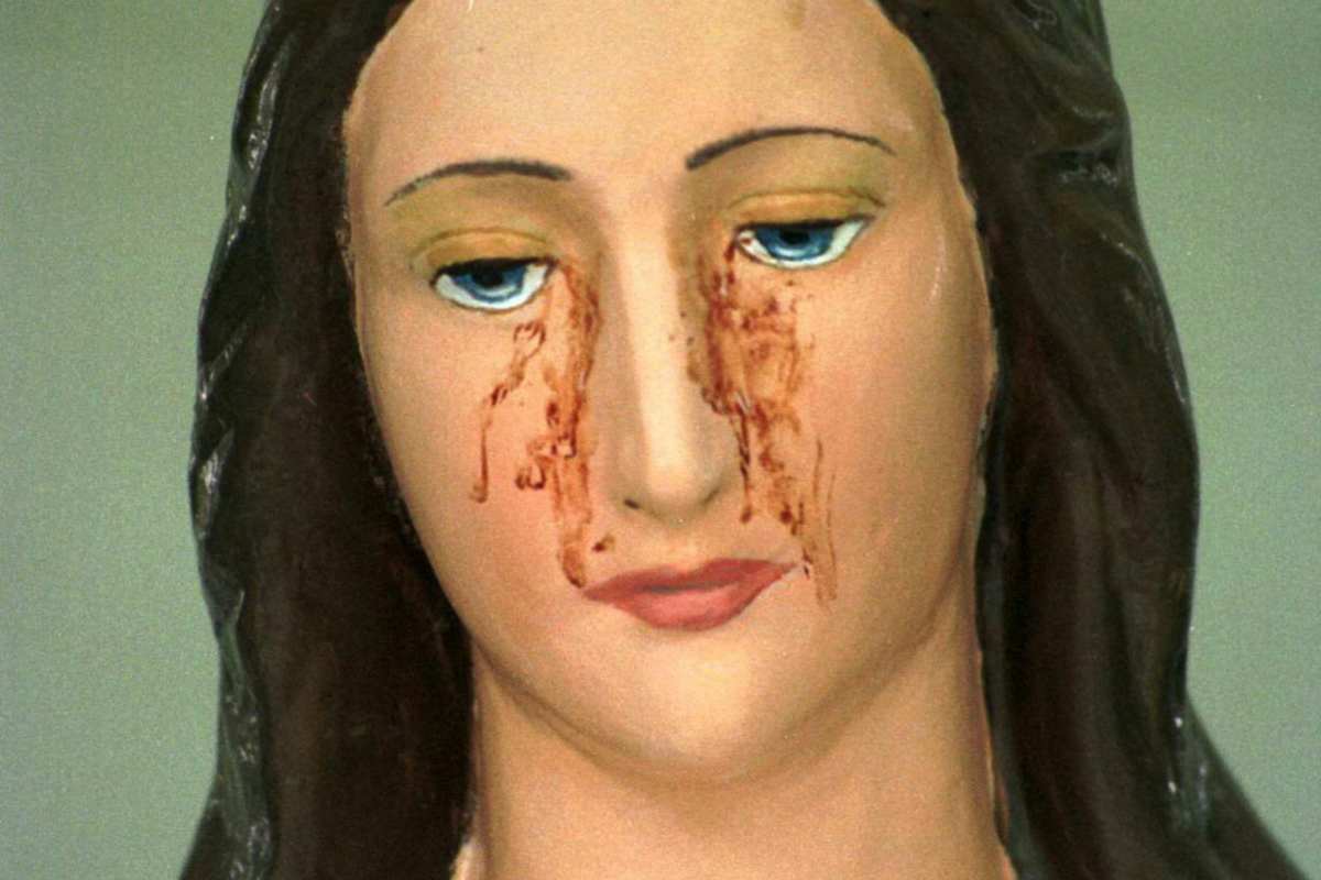 Statua della madonna che piange sangue