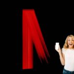 Ragazza felice su sfondo Netflix