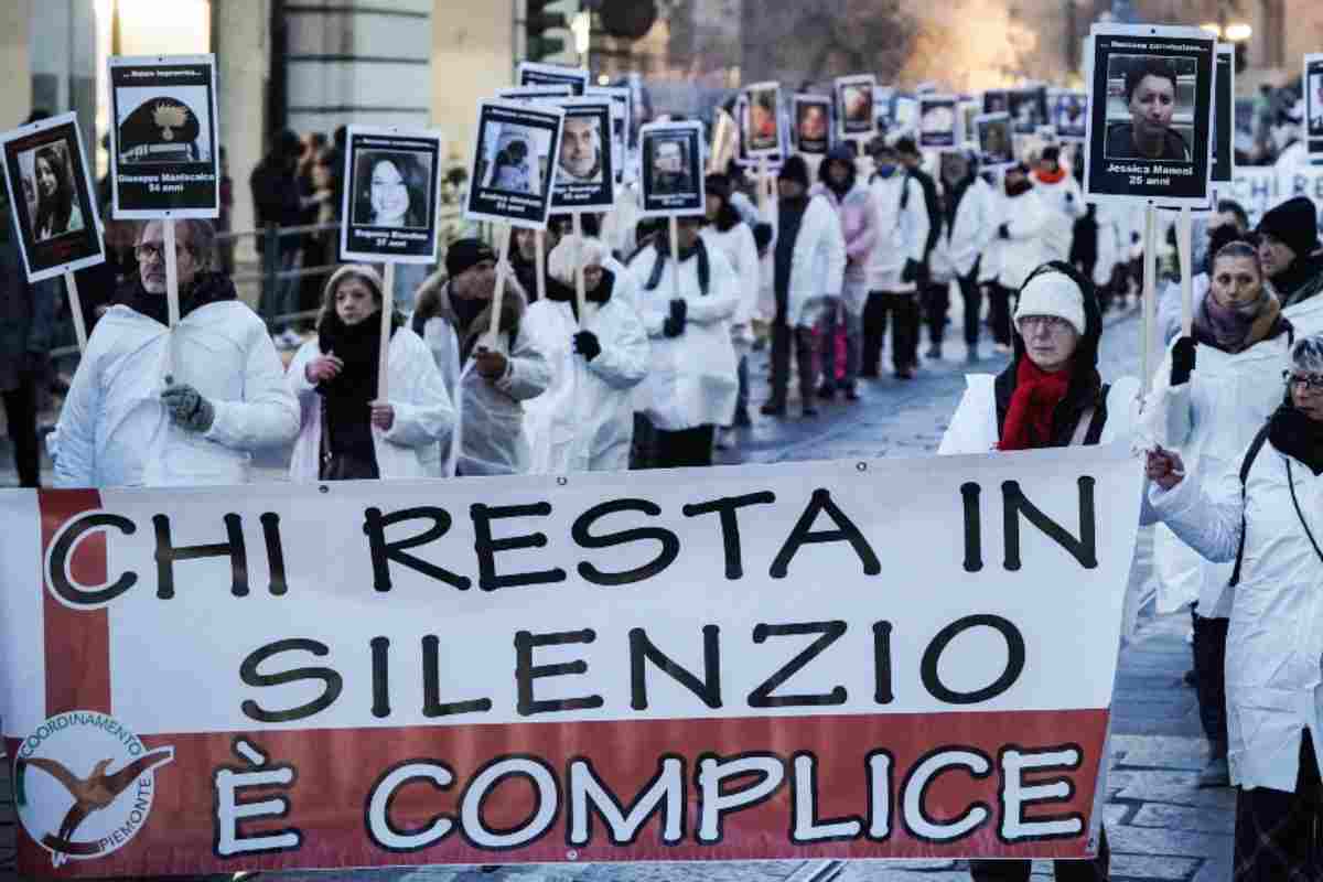 Manifestazione No vax in ricordo vittime dei vaccini anti Covid