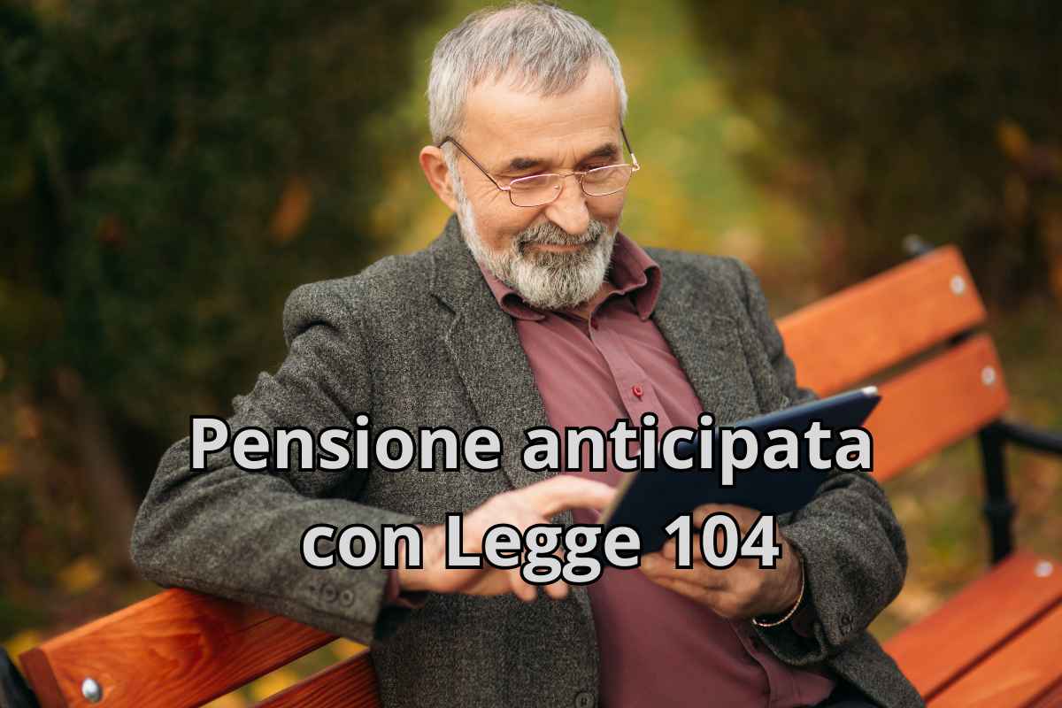 Pensione anticipata con legge 104, signore con tablet in mano