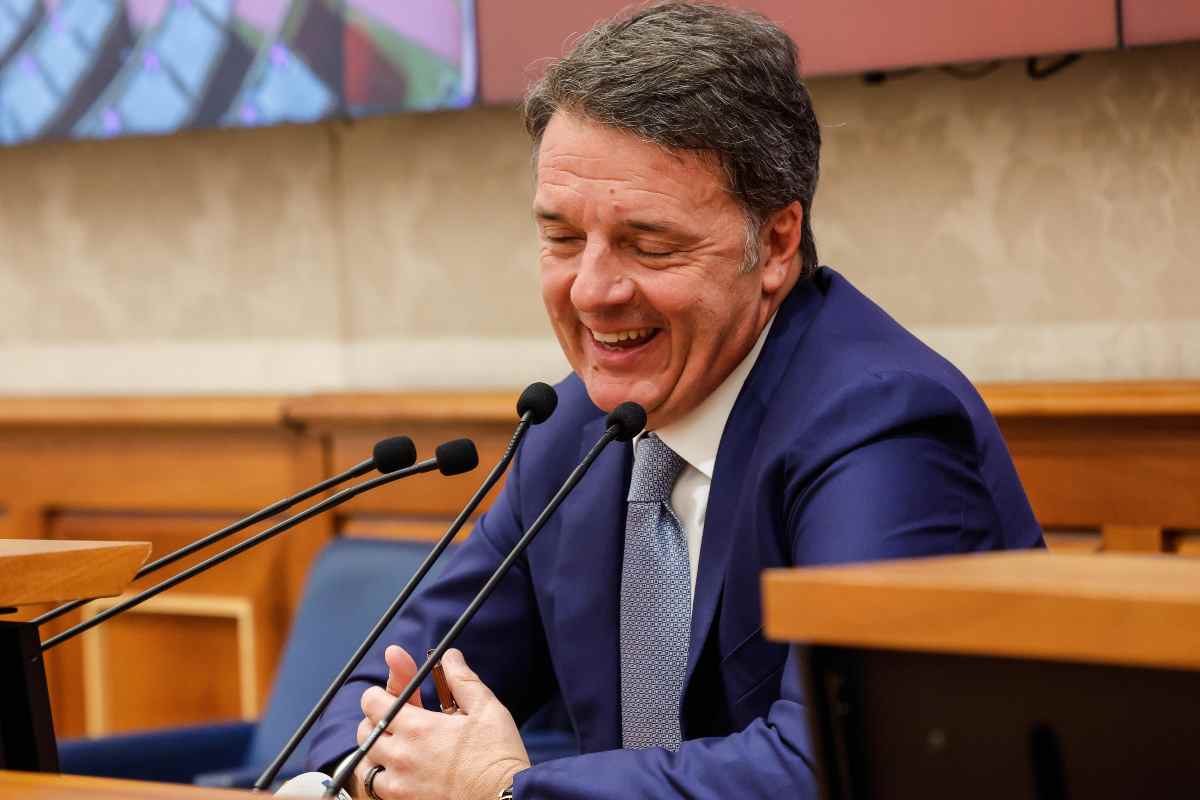 Matteo Renzi nella Sala Nassirya del Senato durante conferenza stampa post elezioni nelle regioni Emilia e Umbria, Roma