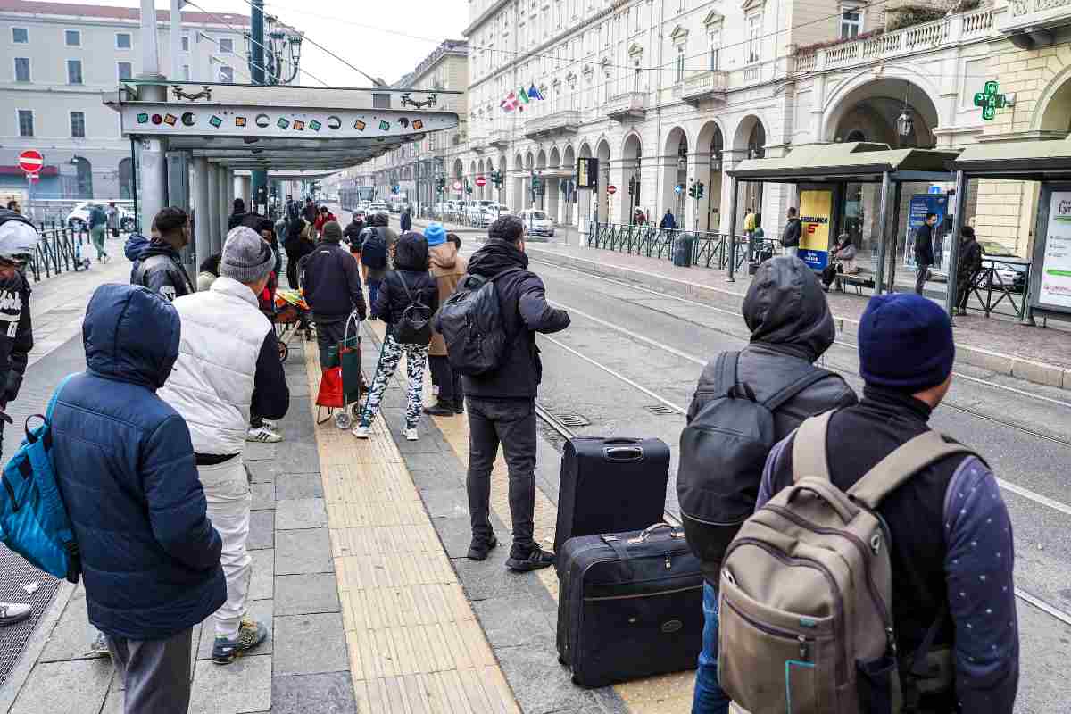 Le fermate dei pullman piene di persone in attesa a Torino per lo sciopero dei trasporti, sia bus e sia treni, nella giornata del 13 dicembre 2024