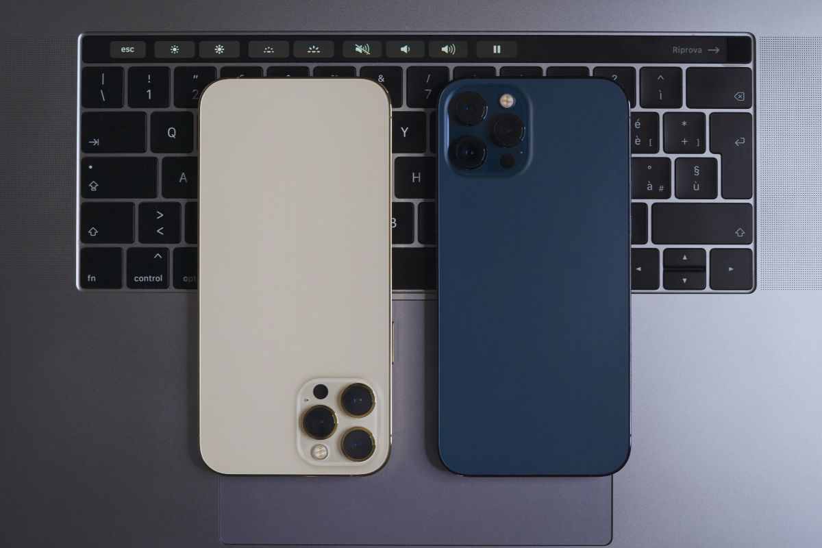 iPhone poggiati su tastiera