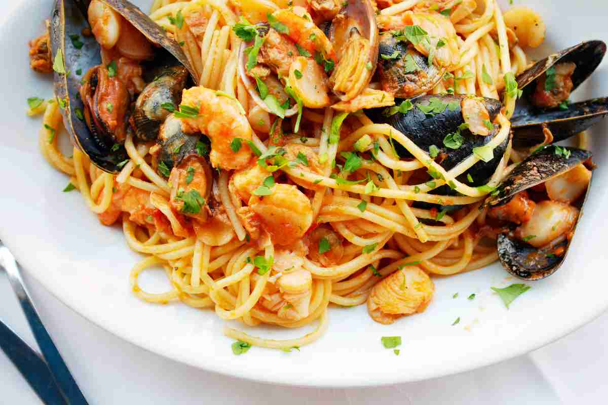 Spaghetto allo scoglio in un piatto visto dall'alto