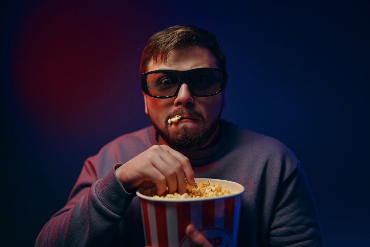 Ragazzo che mangia popcorn