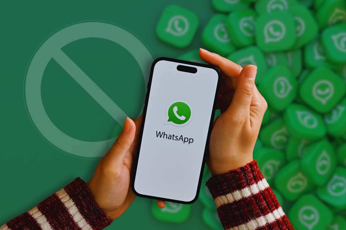 Persona che accede a WhatsApp