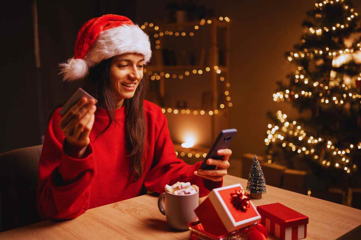 Ragazza con cappello da Babbo Natale