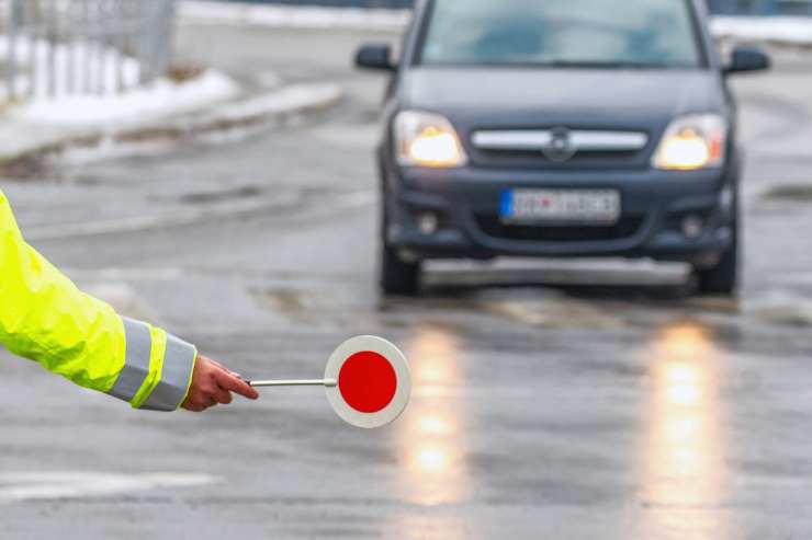 auto e paletta vigili