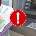 bancomat, soldi e segnale pericolo