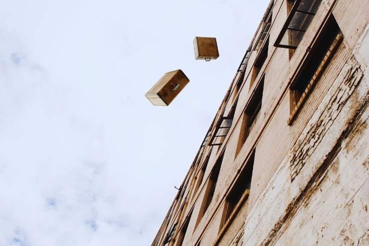 oggetti cadono balcono