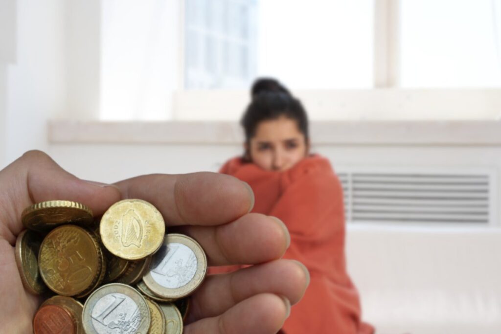 donna freddo mano monete