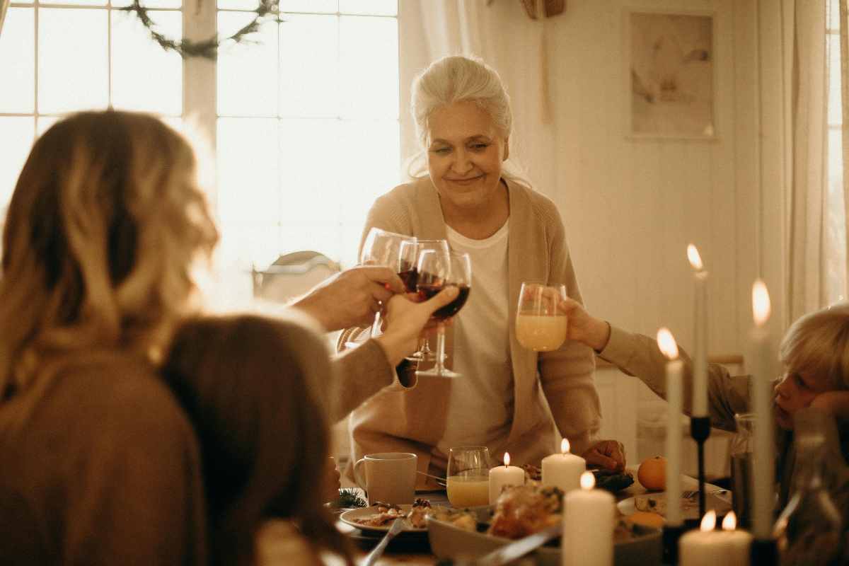 persone a cena insieme