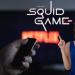 netflix e donna sorpresa con logo squid game