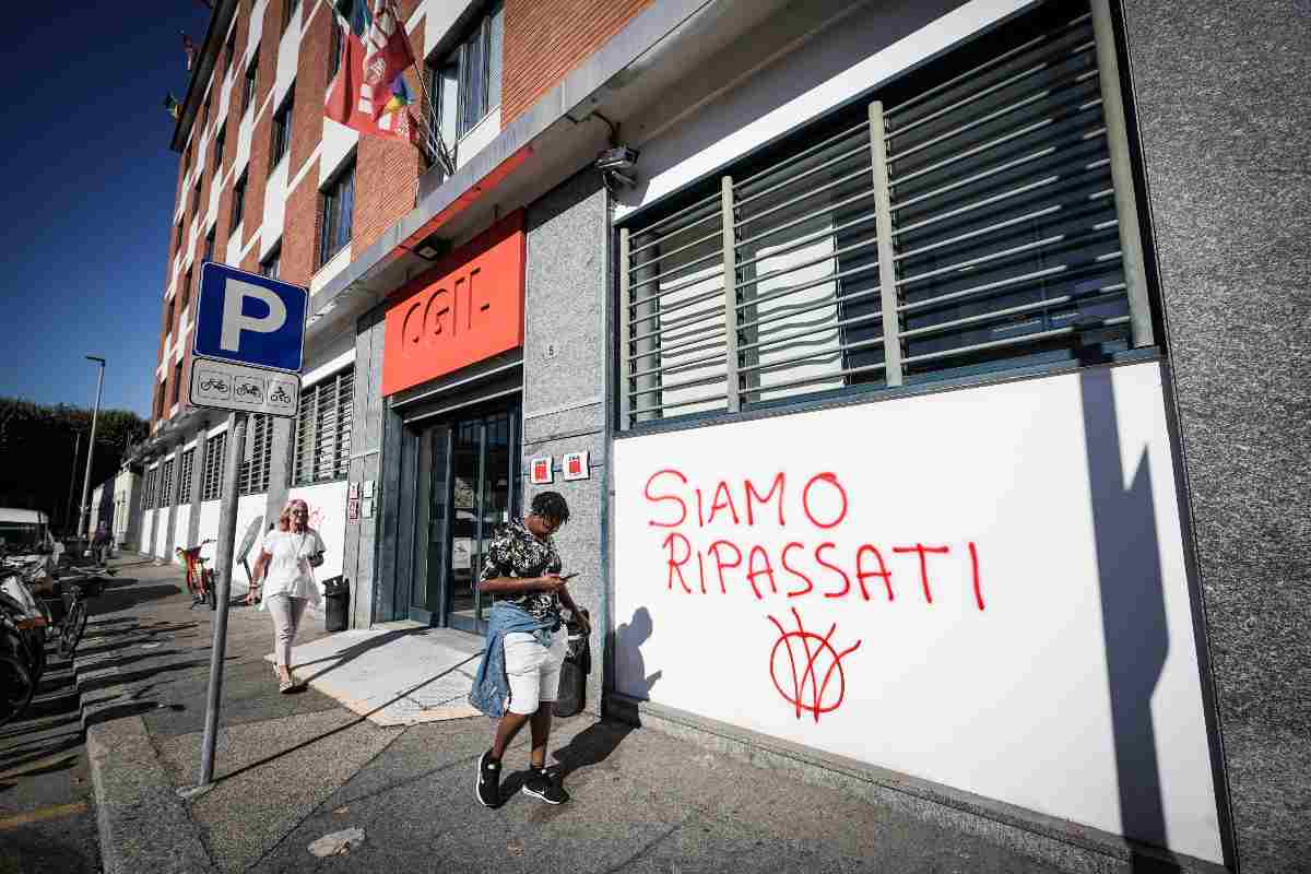 Imbratttata con scritte spray la sede del sindacato Cgil di via Pedrotti