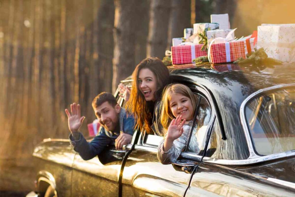 Famiglia in macchina che saluta