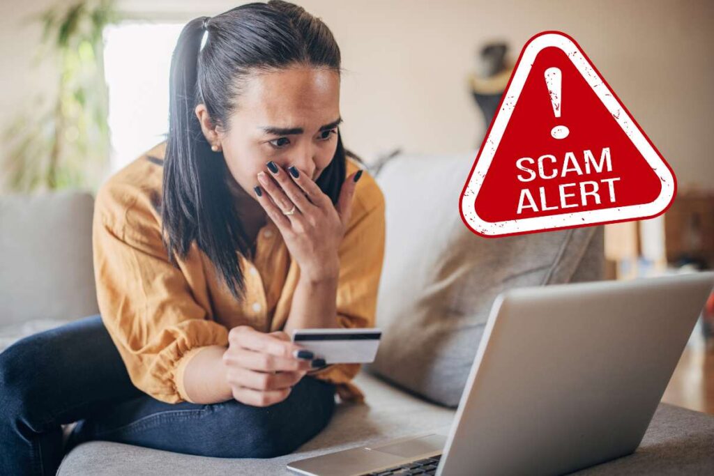 ragazza con carta al pc, simbolo allerta