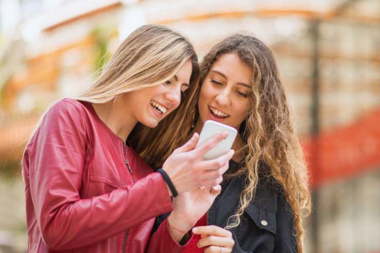 ragazze con cellulare