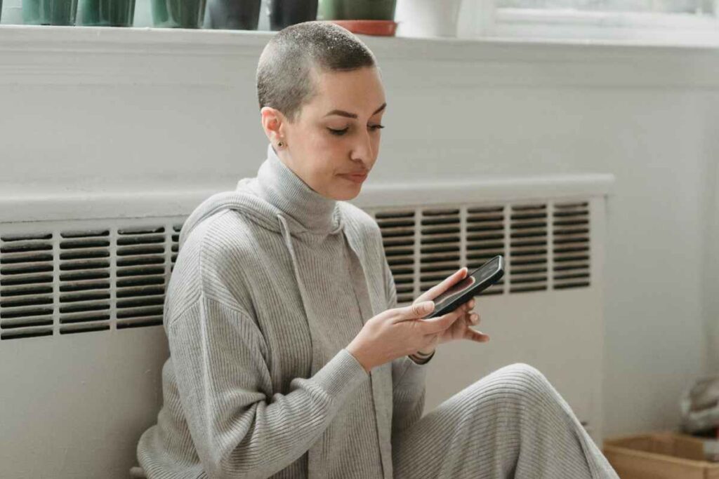 donna appoggiata al calorifero