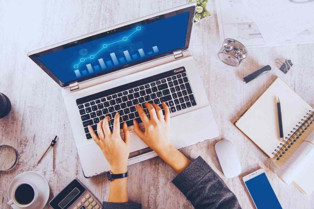 Persona che lavora al PC