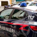 Auto carabinieri ferma in strada