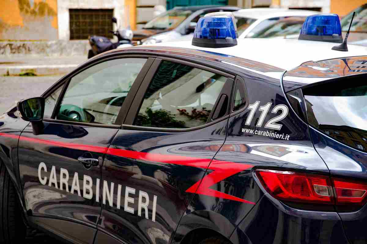 Auto carabinieri ferma in strada