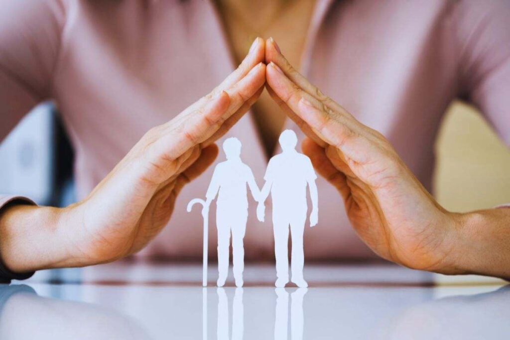 Mani congiunge sopra figure di anziani