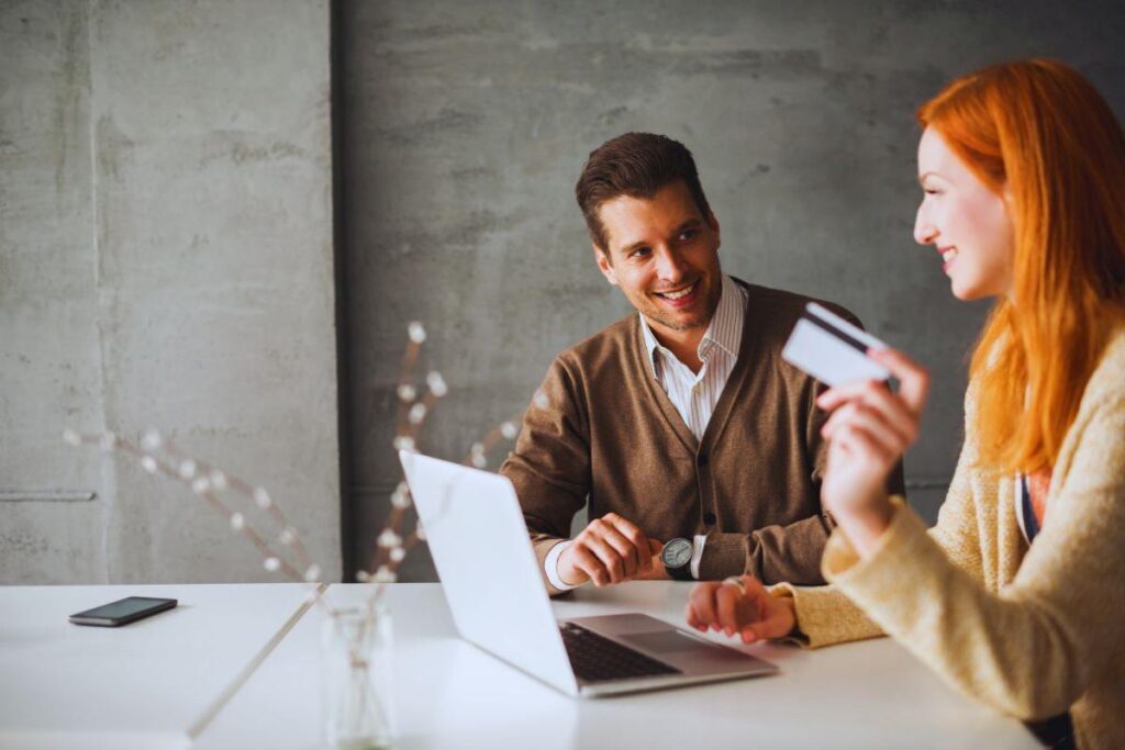 Coppia che acquista online