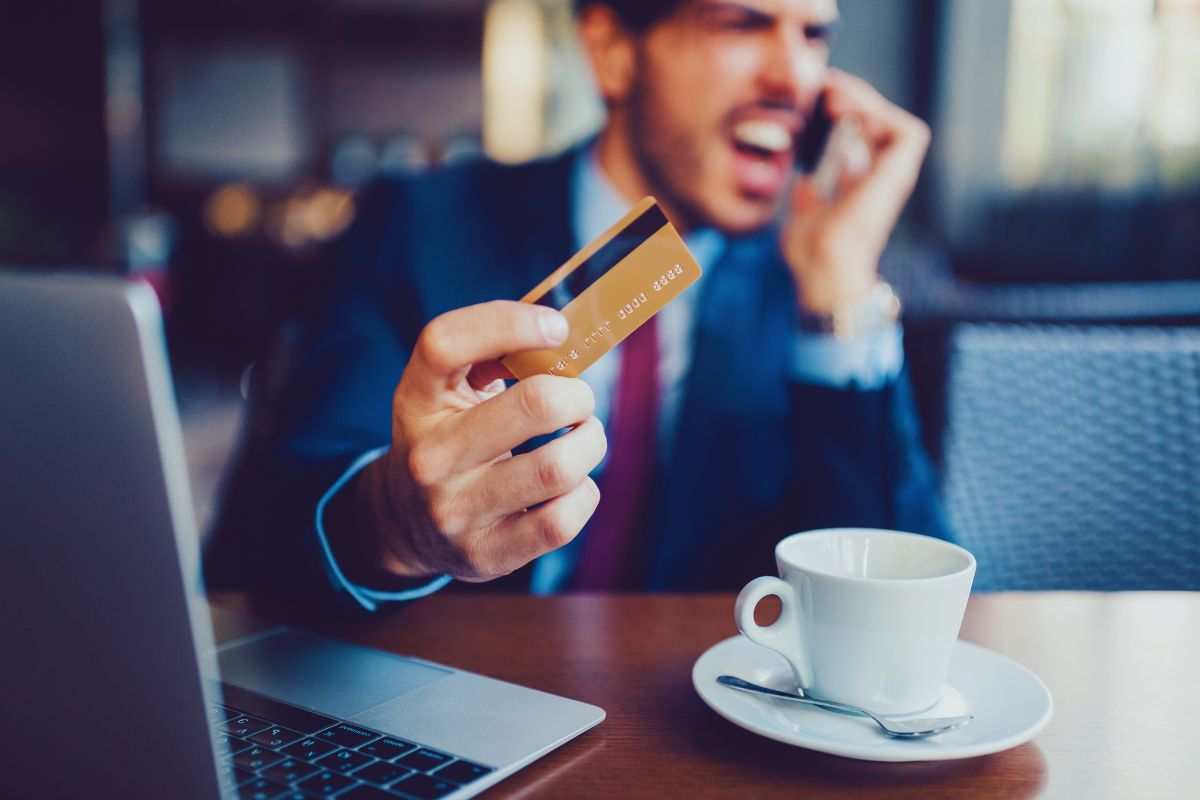 Uomo infuriato al telefono