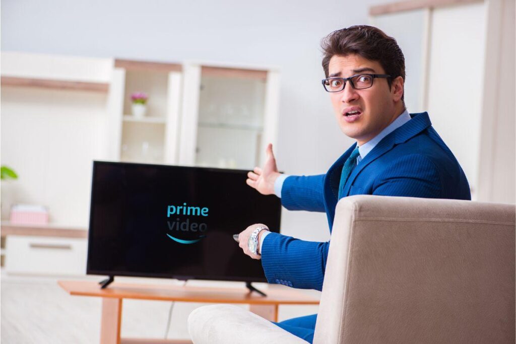 Uomo arrabbiato davanti alla tv