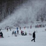 Una veduta del comprensorio sciistico di Roccaraso, dove nella notte sono caduti circa 20 centimetri di neve fresca e grazie alle basse temperature sono in azione i cannoni per l'innevamento programmato