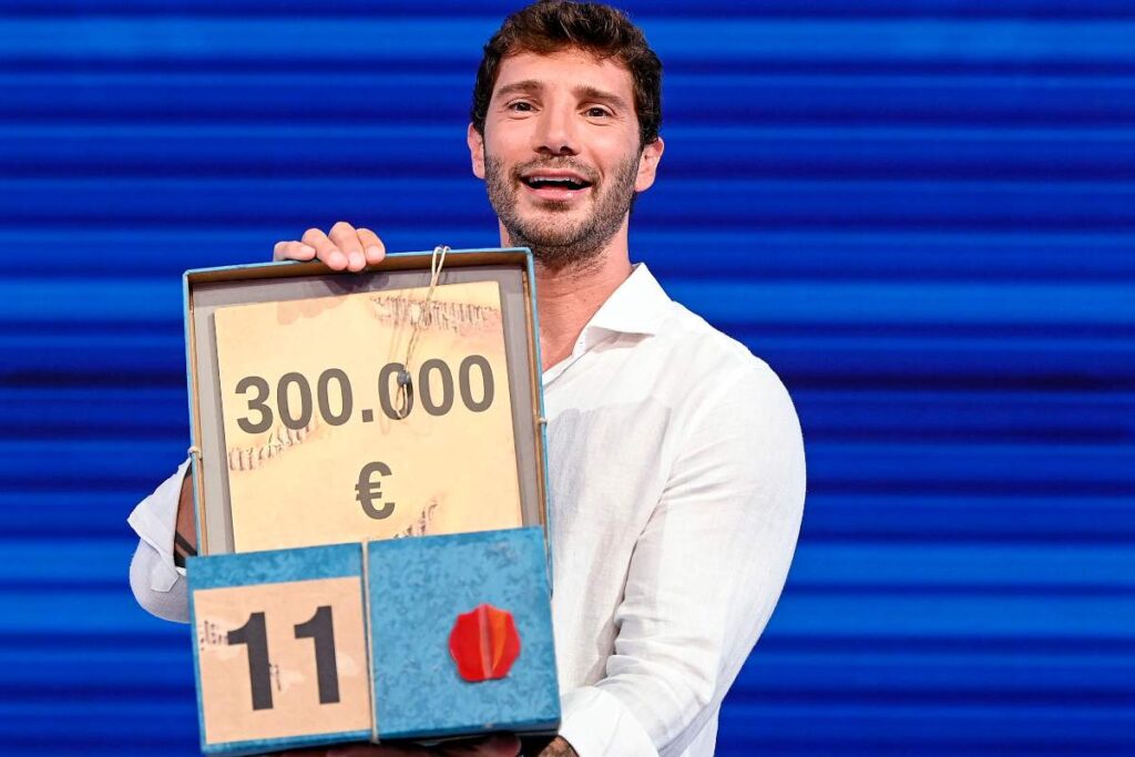 Stefano De Martino con pacco di Affari Tuori