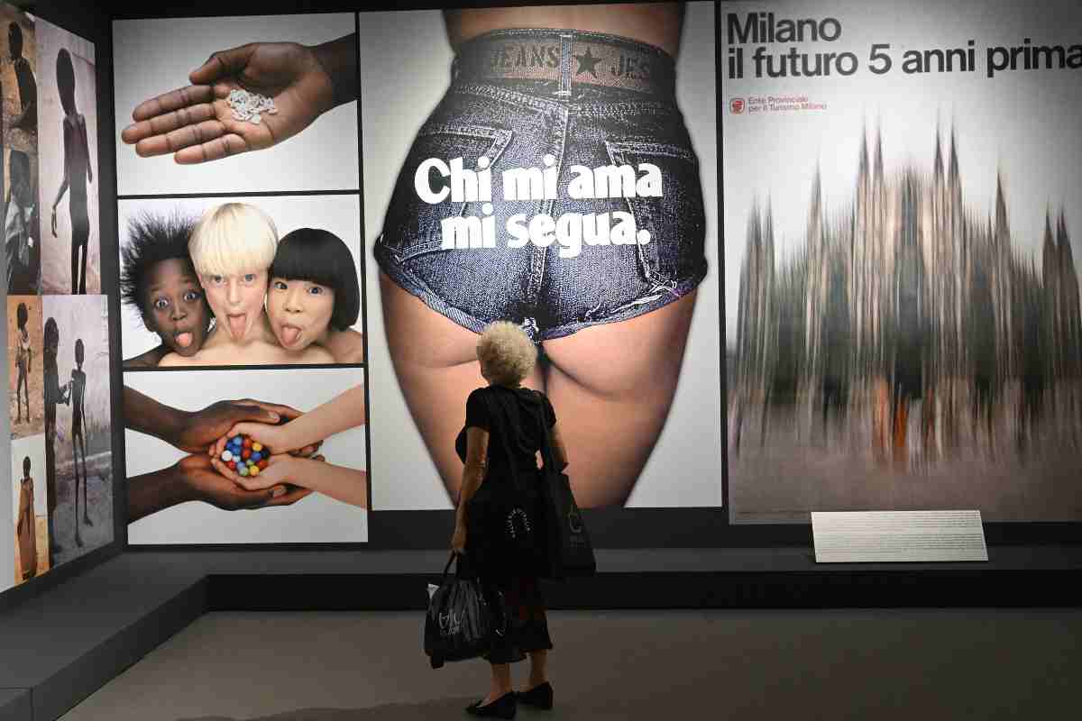 Persone visitano la mostra a Milano 'Oliviero Toscani. Professione fotografo' esposta a Palazzo Reale