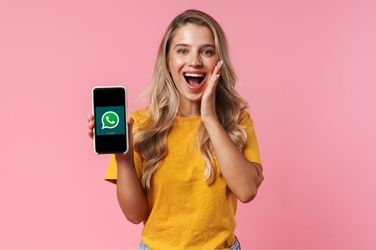 Ragazza sorpresa e logo WhatsApp