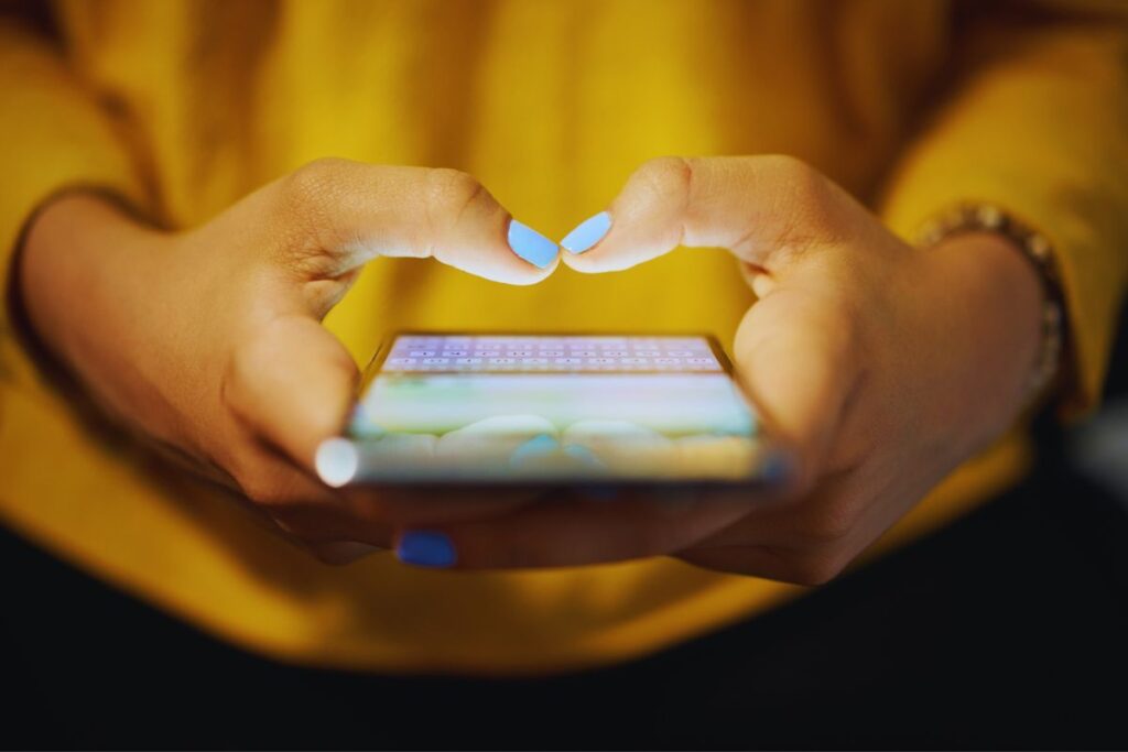 Ragazza che scrive su WhatsApp